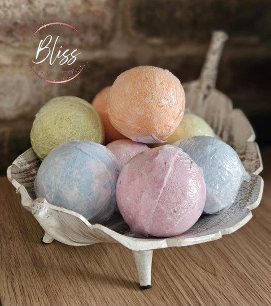 Whitewash Coconut Leaf Large Fruit Bowl with 8 Random Bath Bombs